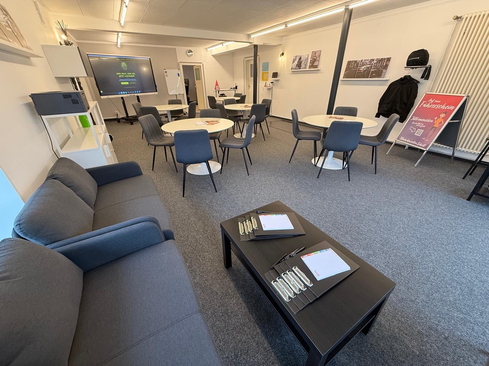 Gemütlicher Aufenthaltsbereich mit Sofa